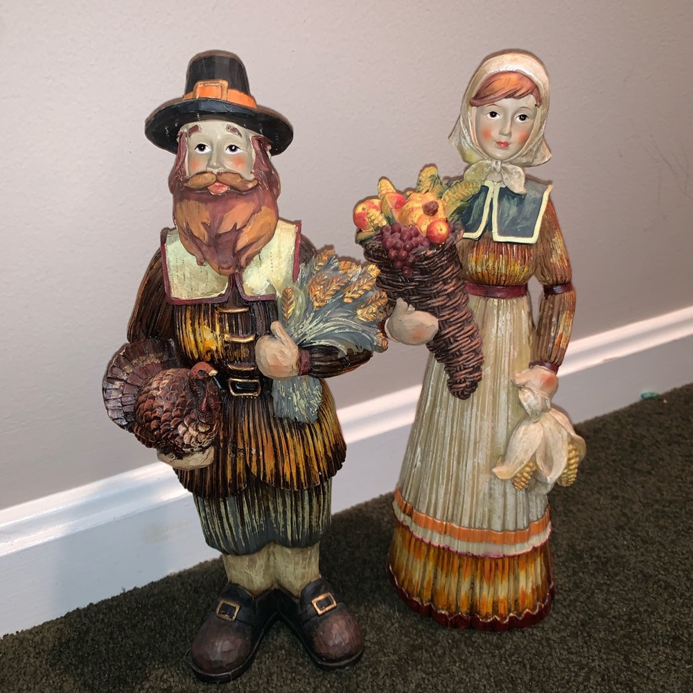 Wooden Thanksgiving Pilgrim Statues